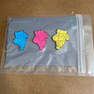 Kaws chum pin set